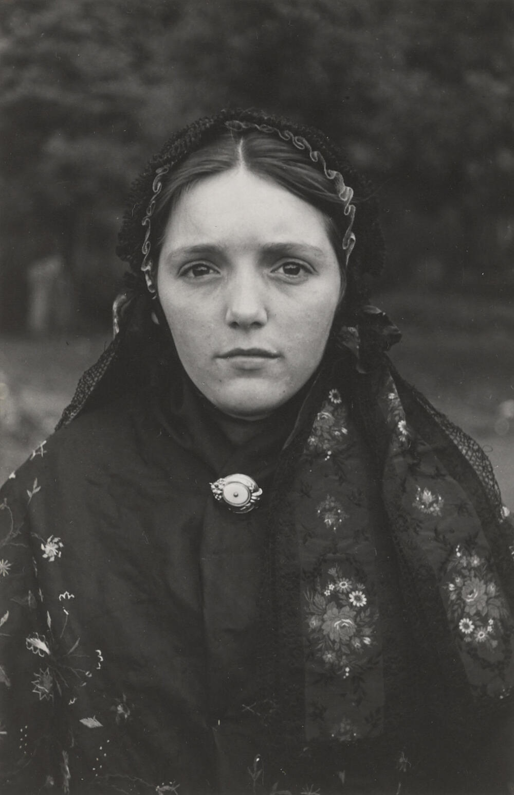 Vrouw verkleed in Drentse dracht, Nieuw-Schoonebeek, 1946