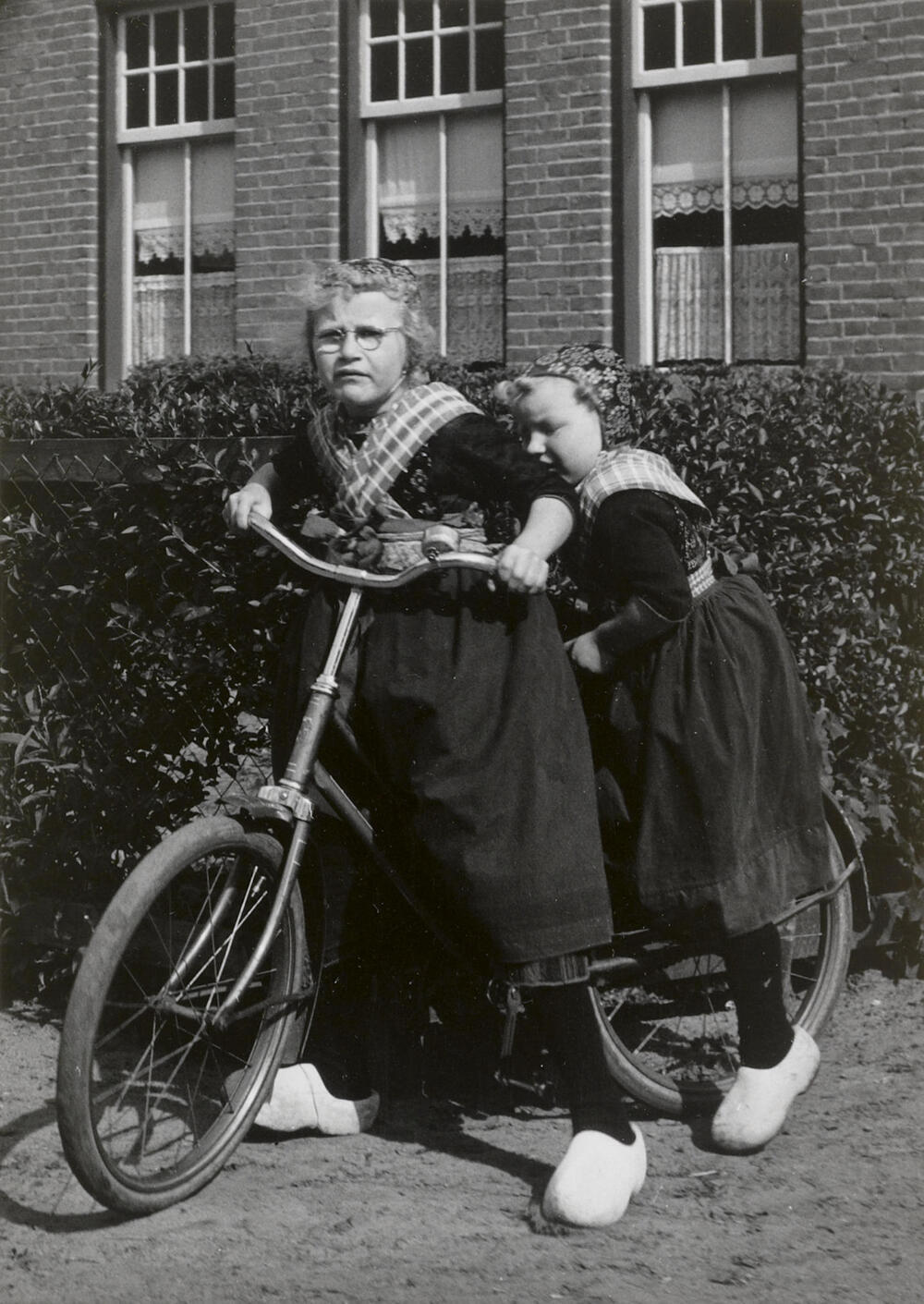 Meisjes in Staphorster dracht, 1960