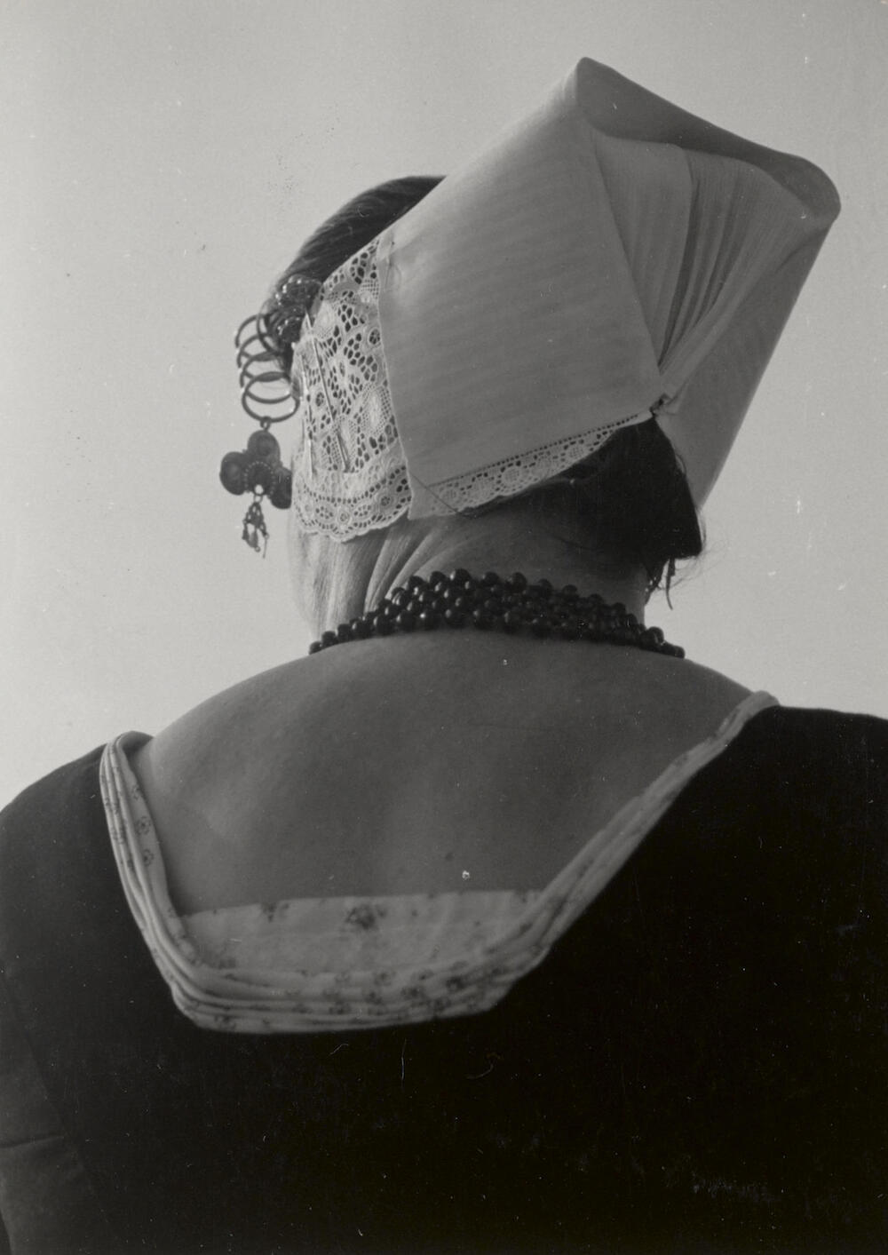 Martina de Vos uit Westkapelle in Walcherse dracht, 1950