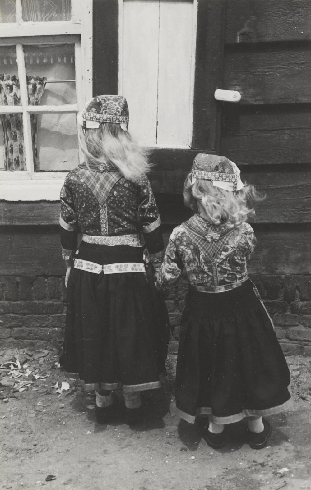 Twee zusjes in Marker dracht, 1943