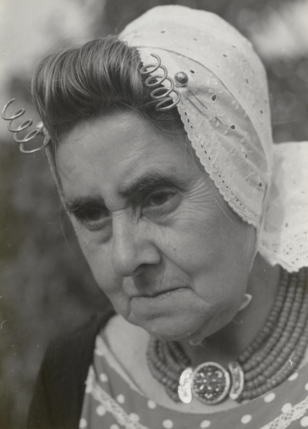 Vrouw uit Veere in Walcherse dracht, 1950