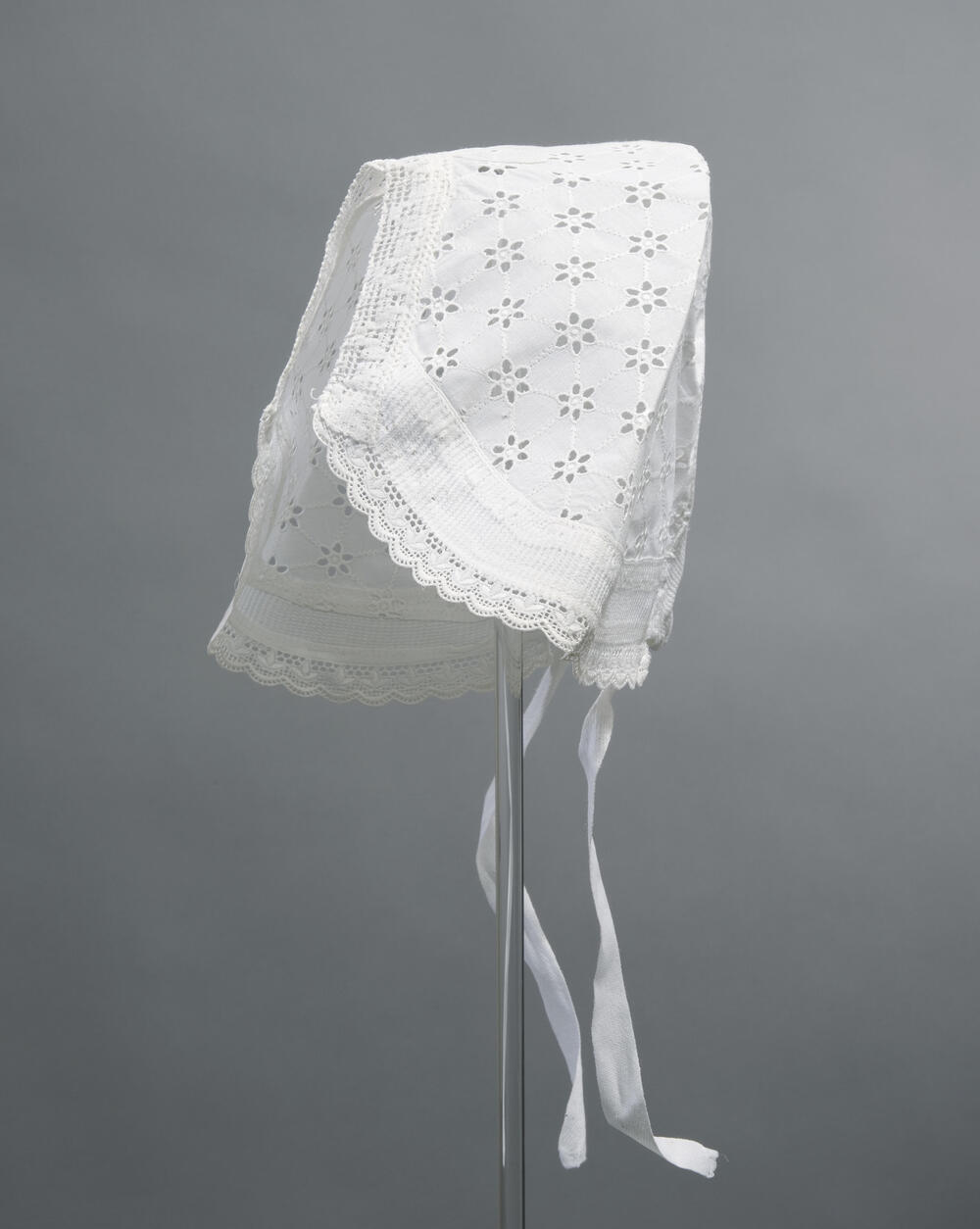 Tipmuts van broderie anglaise, Arnemuiden, voor 1951