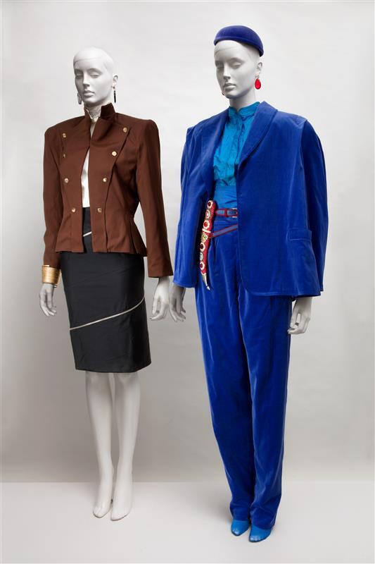 Damesensemble bestaande uit jasje, rok, topje, armband, schoenen