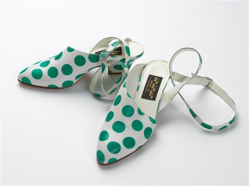 Witte pumps met groene stippen