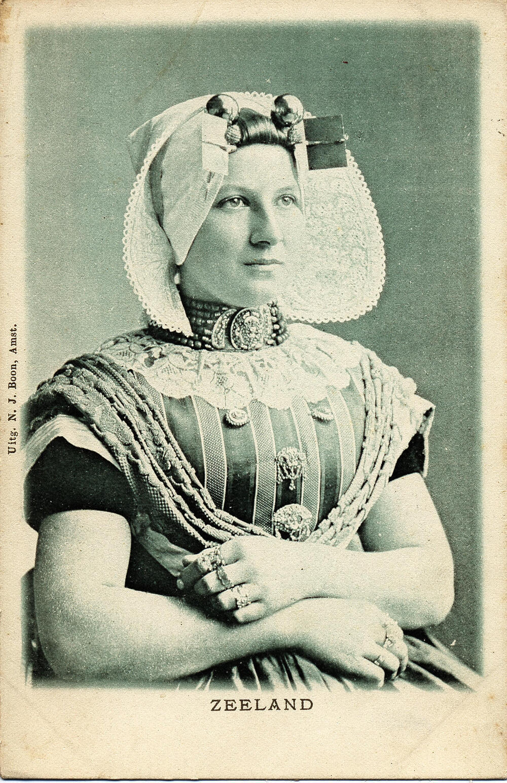 Vrouw in protestantse Zuid-Bevelandse streekdracht, 1886–1905
