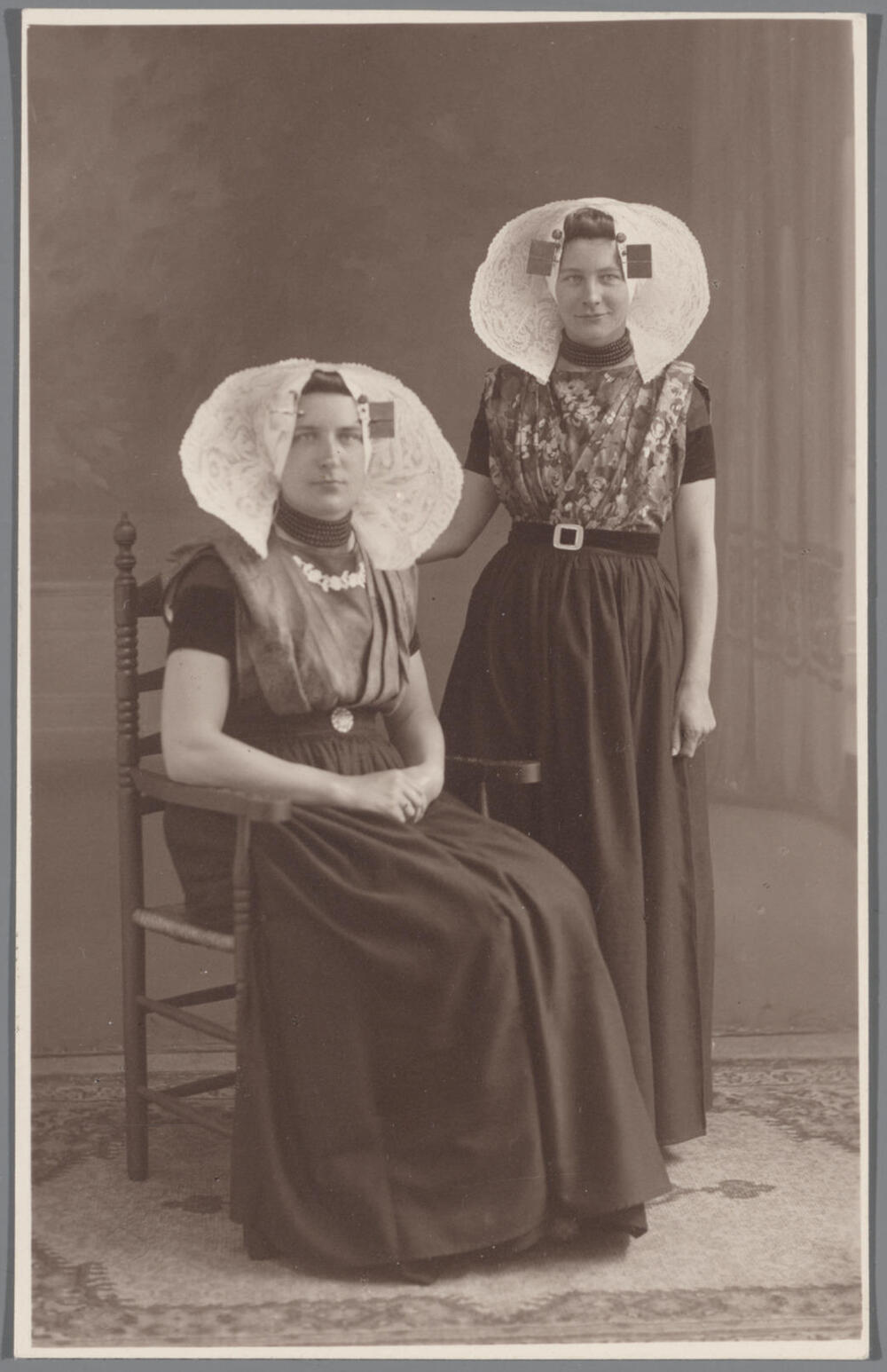 Twee vrouwen in protestantse Zuid-Bevelandse streekdracht, 1929