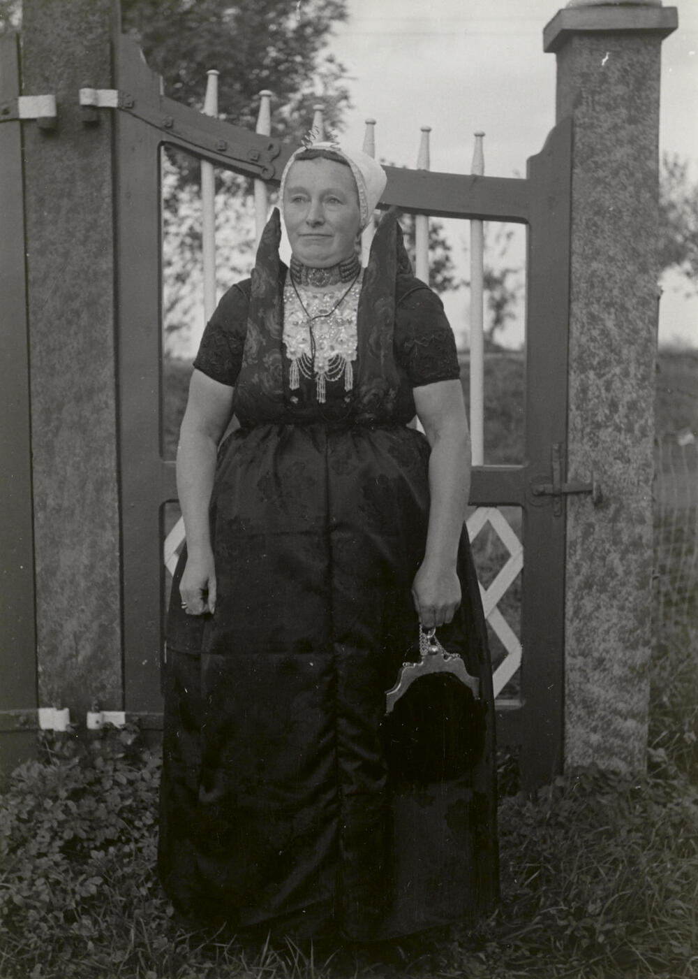 Suzanna van de Wege in Axelse streekdracht, 1950