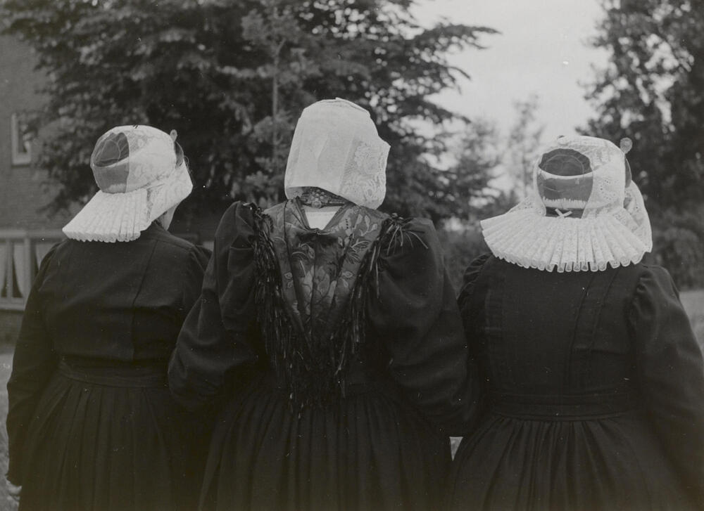 Drie vrouwen in streekdracht uit Eemnes,1952
