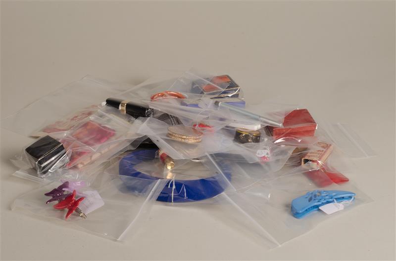 Doos met diverse make-up artikelen en haaraccessoires