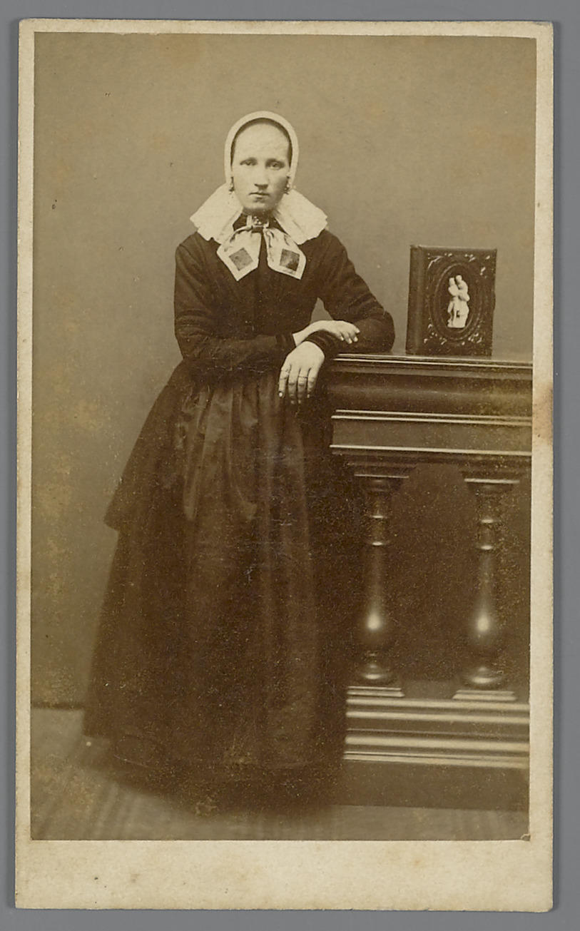 vrouw in streekdracht uit Delden, circa 1900
