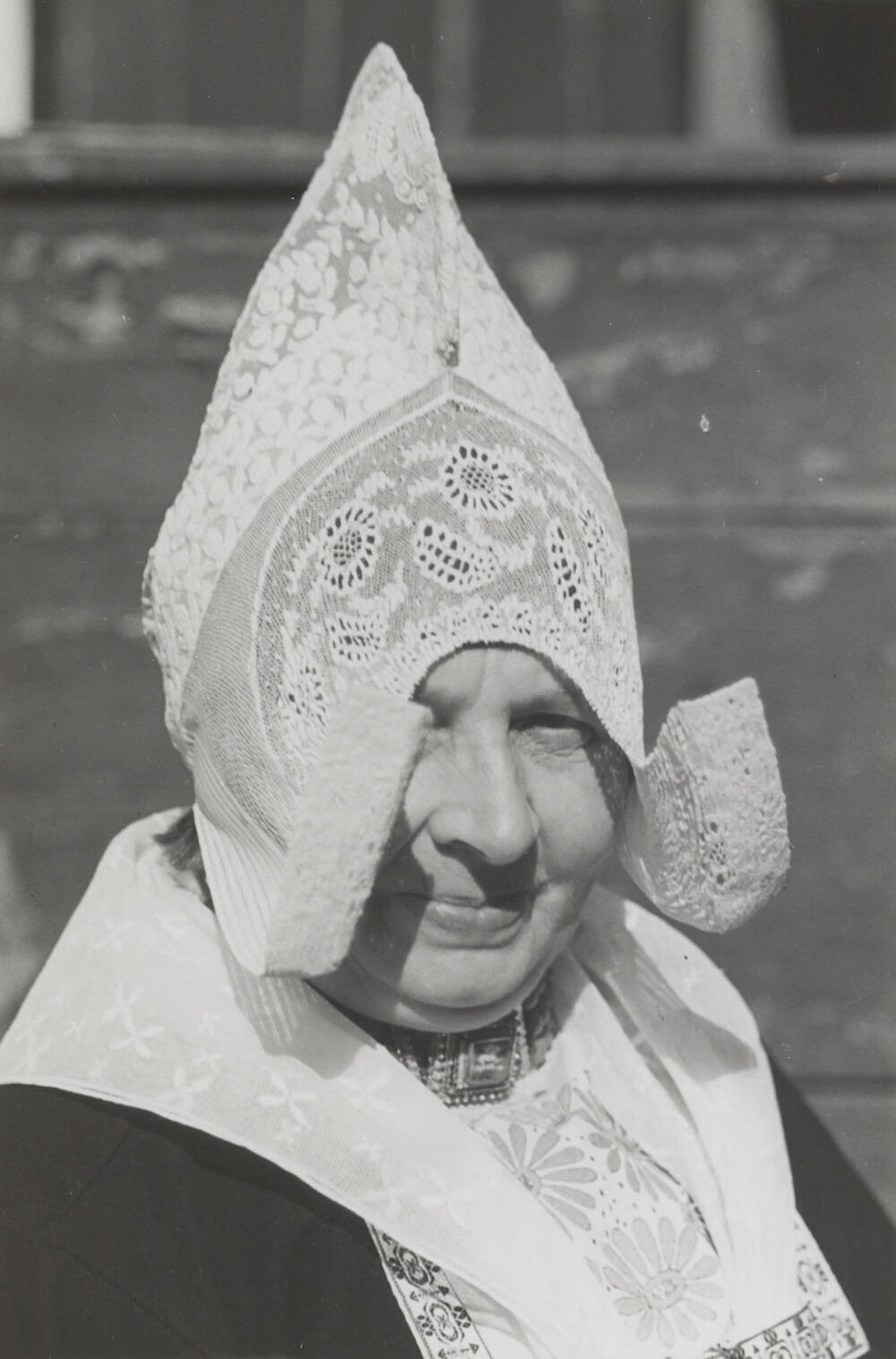 Vrouw in zondagse dracht uit Volendam, 1946
