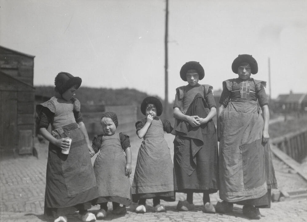 Kinderen in streekdracht uit Spakenburg, 1927