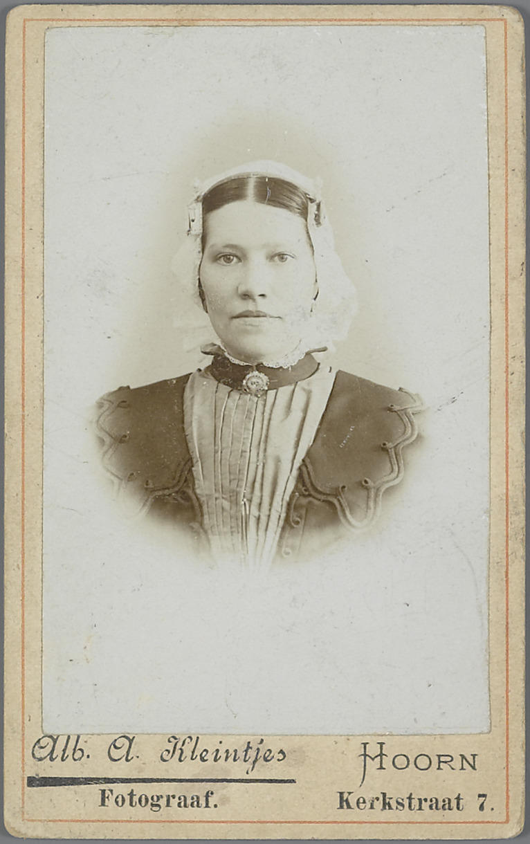 Vrouw in West-Friese streekdracht, circa 1900