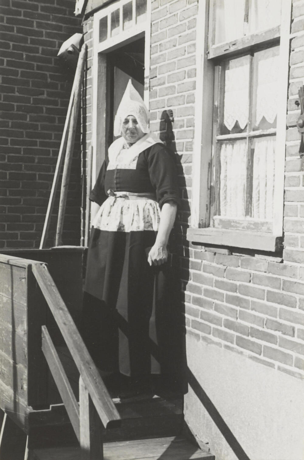 Vrouw in zondagse dracht uit Volendam, 1946