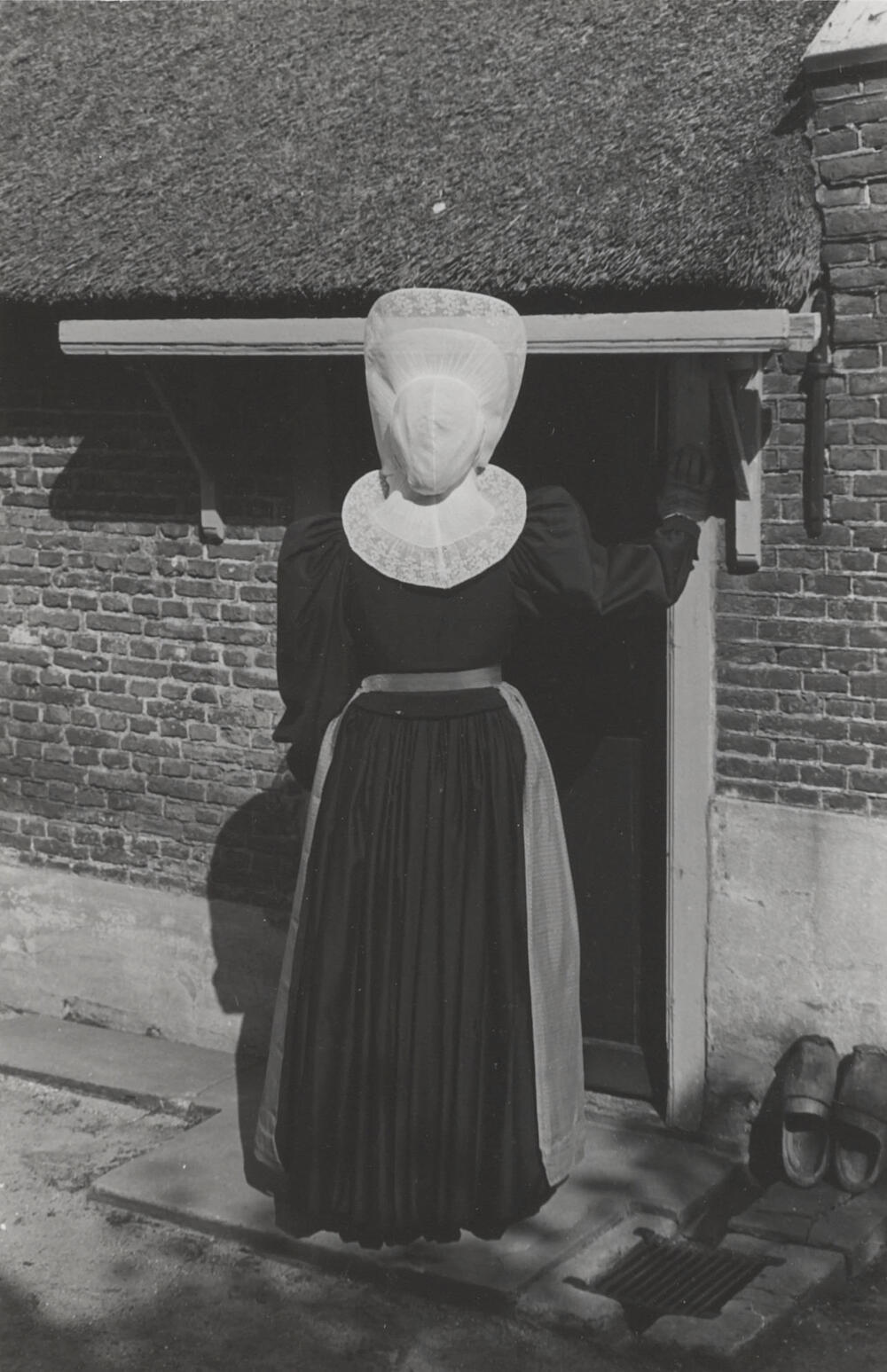 Vrouw in streekdracht, Huizen, 1945