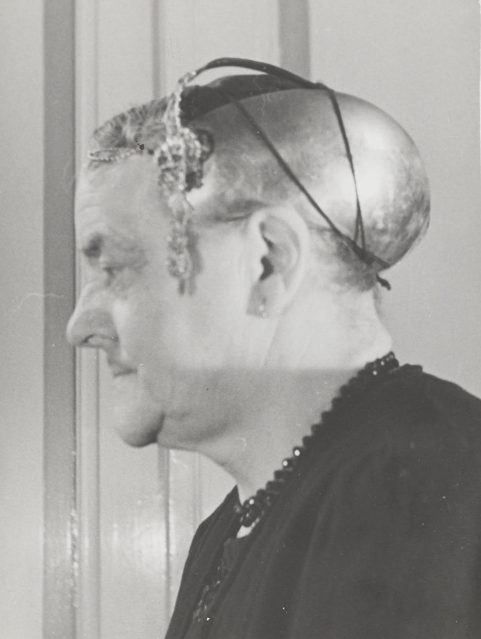 Vrouw in streekdracht uit Zandvoort, 1942