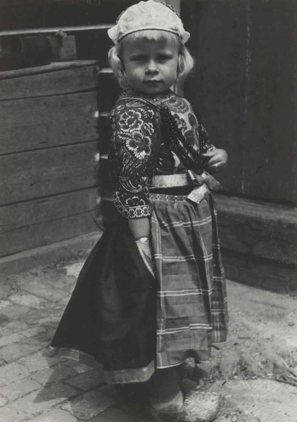 Eefje Schipper in Marker dracht, 1943