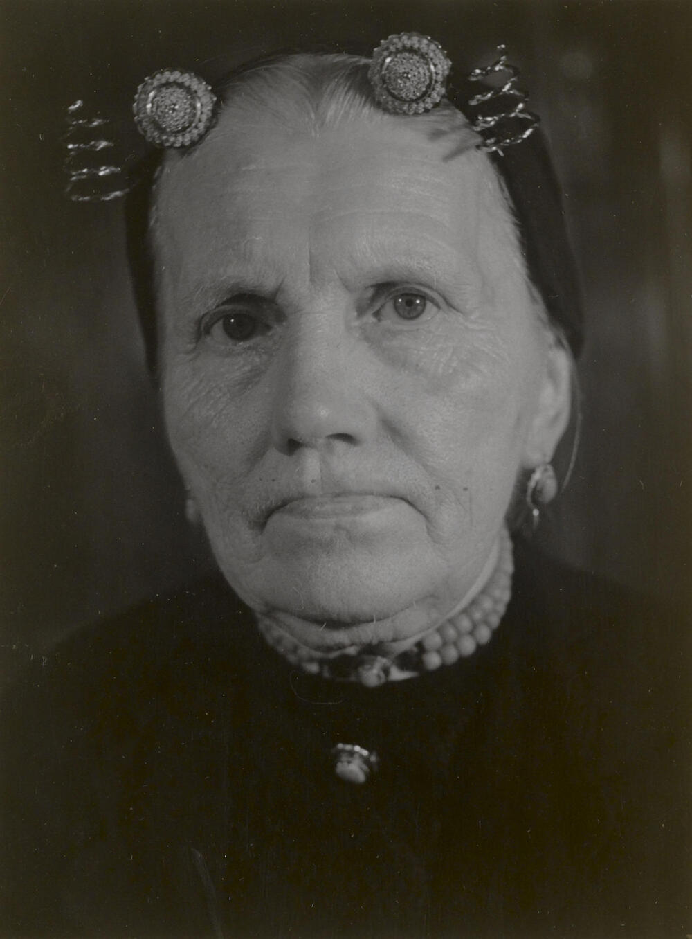 Mevrouw Keur uit Scherpenisse in Thoolse dracht, 1955