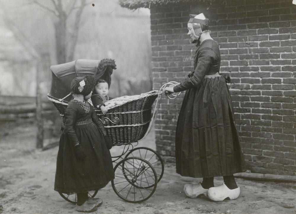 Vrouw, meisje en jongen in Staphorster dracht, 1923