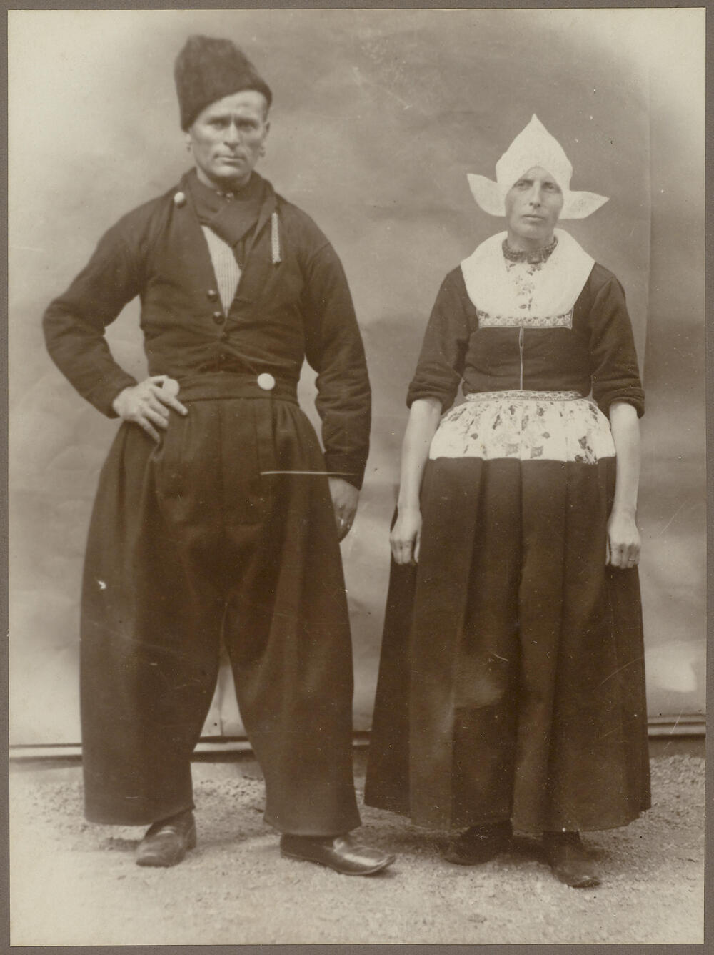 Piet Veerman en zijn vrouw in Volendammer streekdracht, 1913