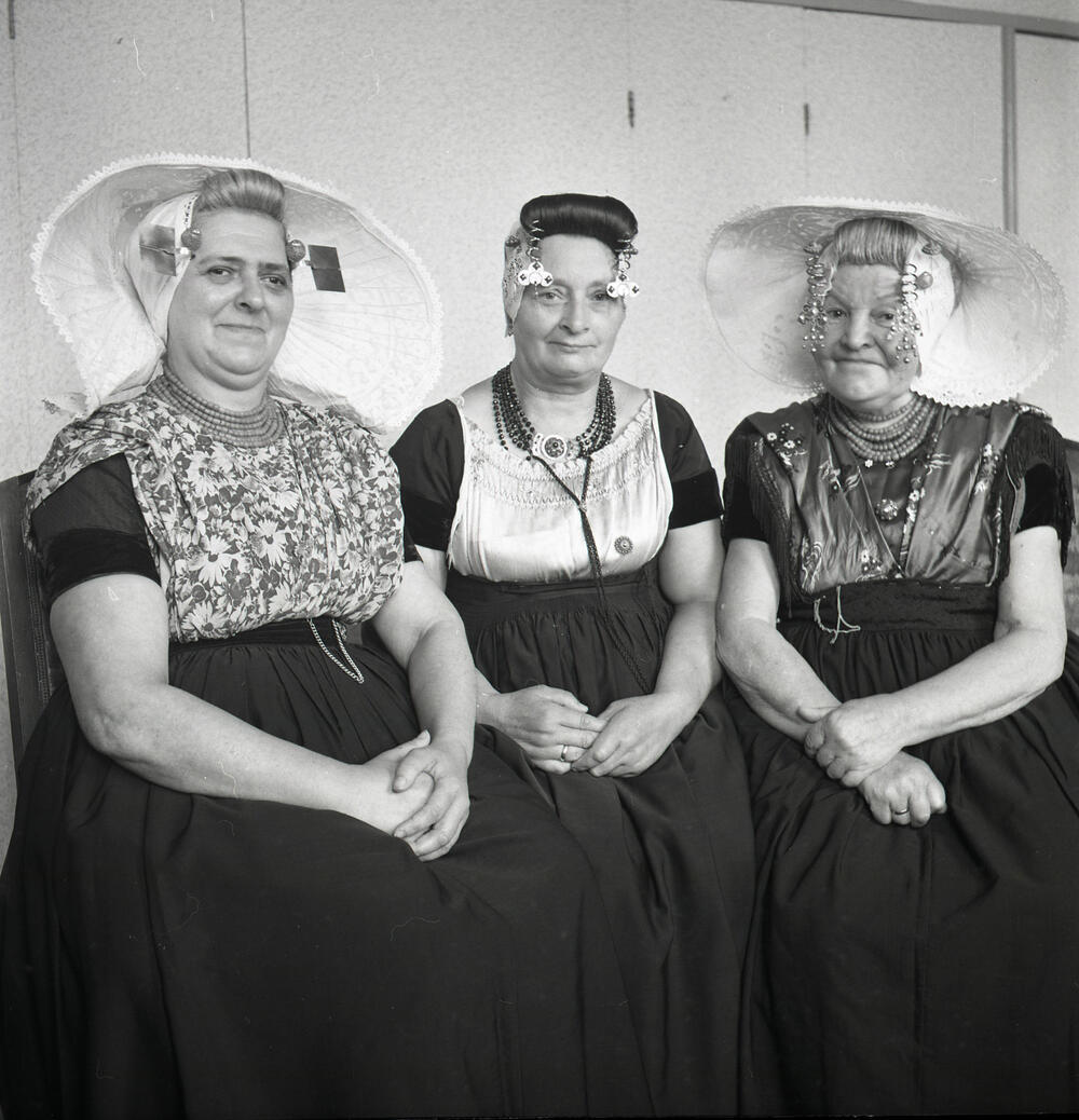 Drie vrouwen in Zeeuwse drachten, Middelburg, 1956