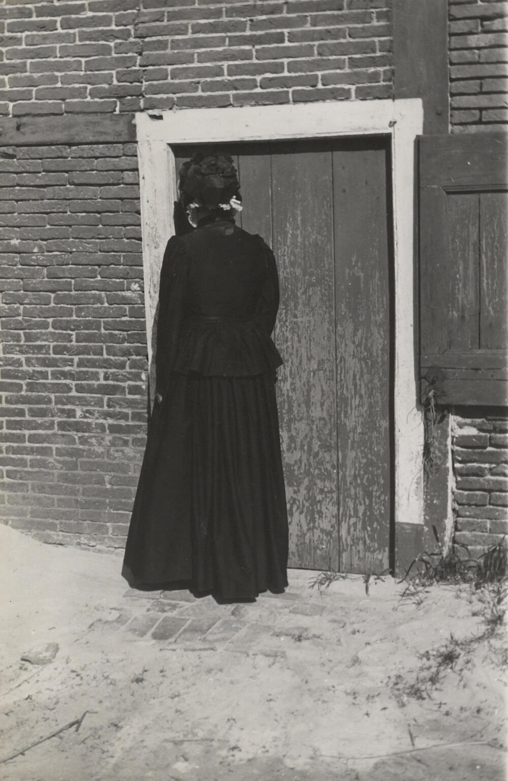 Vrouw verkleed in Drentse dracht, Oud Schoonebeek, 1946