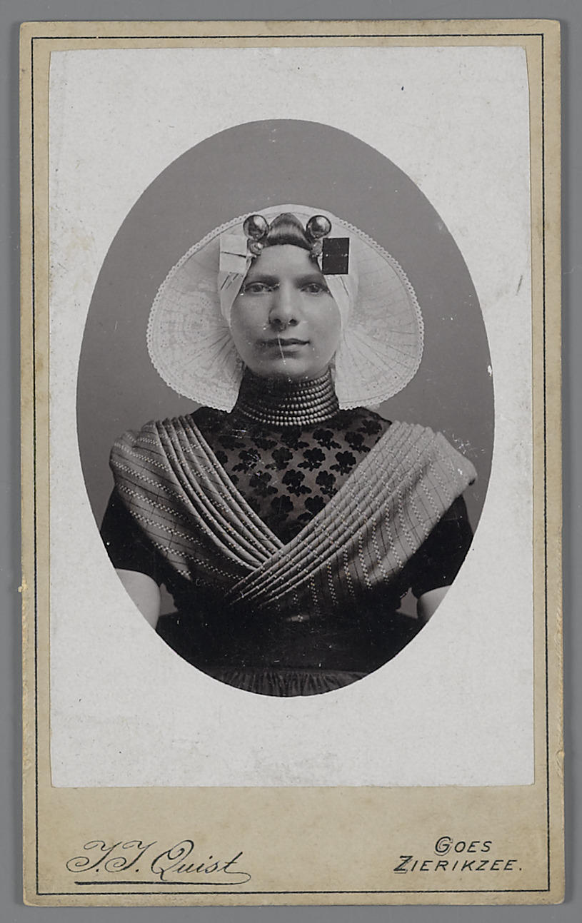 Vrouw in protestantse Zuid-Bevelandse streekdracht, 1894–1902