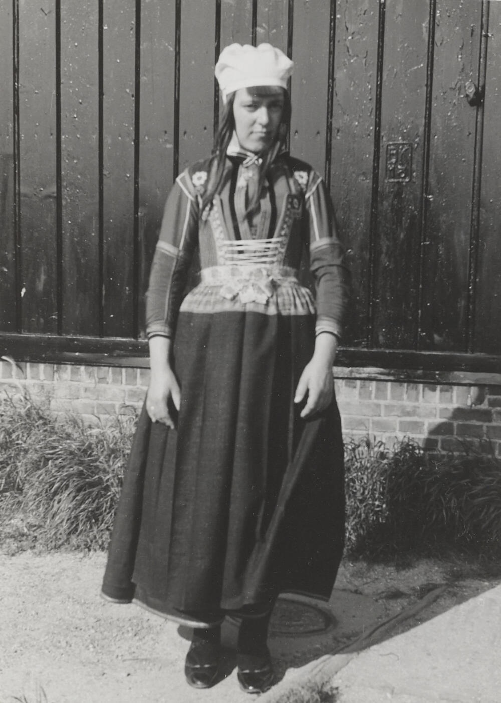 Neeltje Zondervan in Marker bruidskostuum, 1943