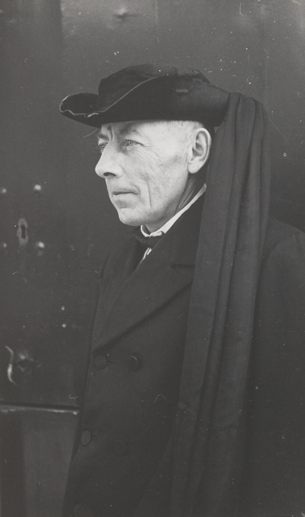 Man in aansprekerskostuum, Huizen, 1945