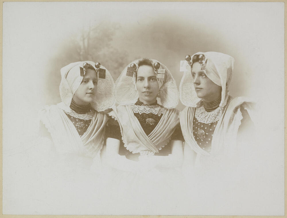 Drie vrouwen in protestantse Zuid-Bevelandse streekdracht, circa 1910