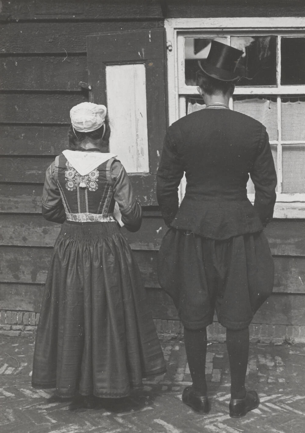 Annetje de Waart en Pieter Stooker, verkleed in bruidskleding, Marken, 1945