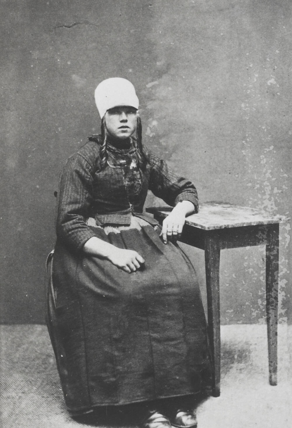 Vrouw in Marker dracht, circa 1880
