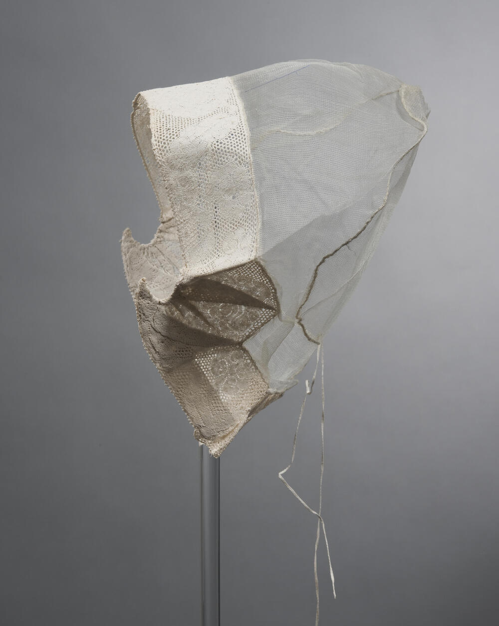 Kap van lichtblauw gaas met kloskant, Zaanstreek, circa 1750