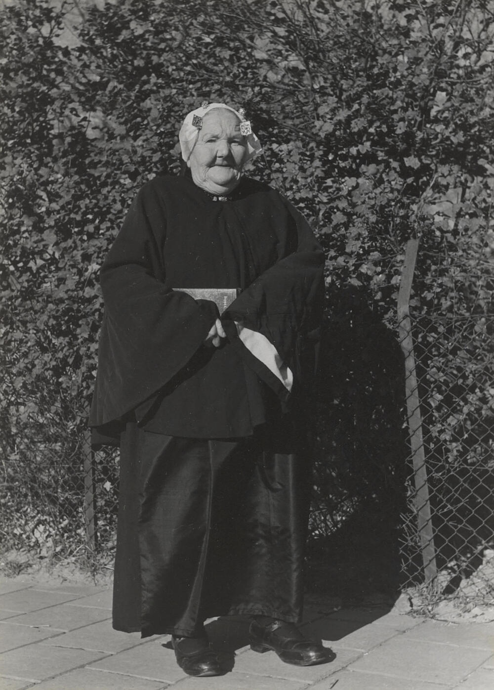 Elizabeth Duindam-Spaanderman in zondagse dracht, Noordwijk aan Zee, 1955