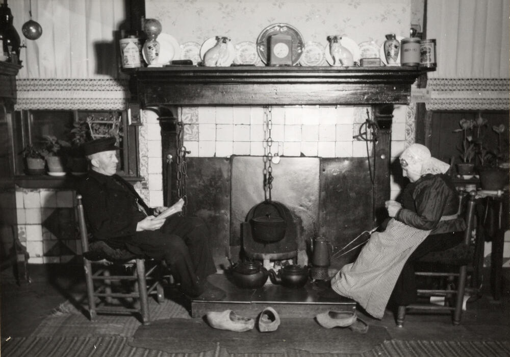 Echtpaar Schuring uit Hijken bij het open vuur, 1944