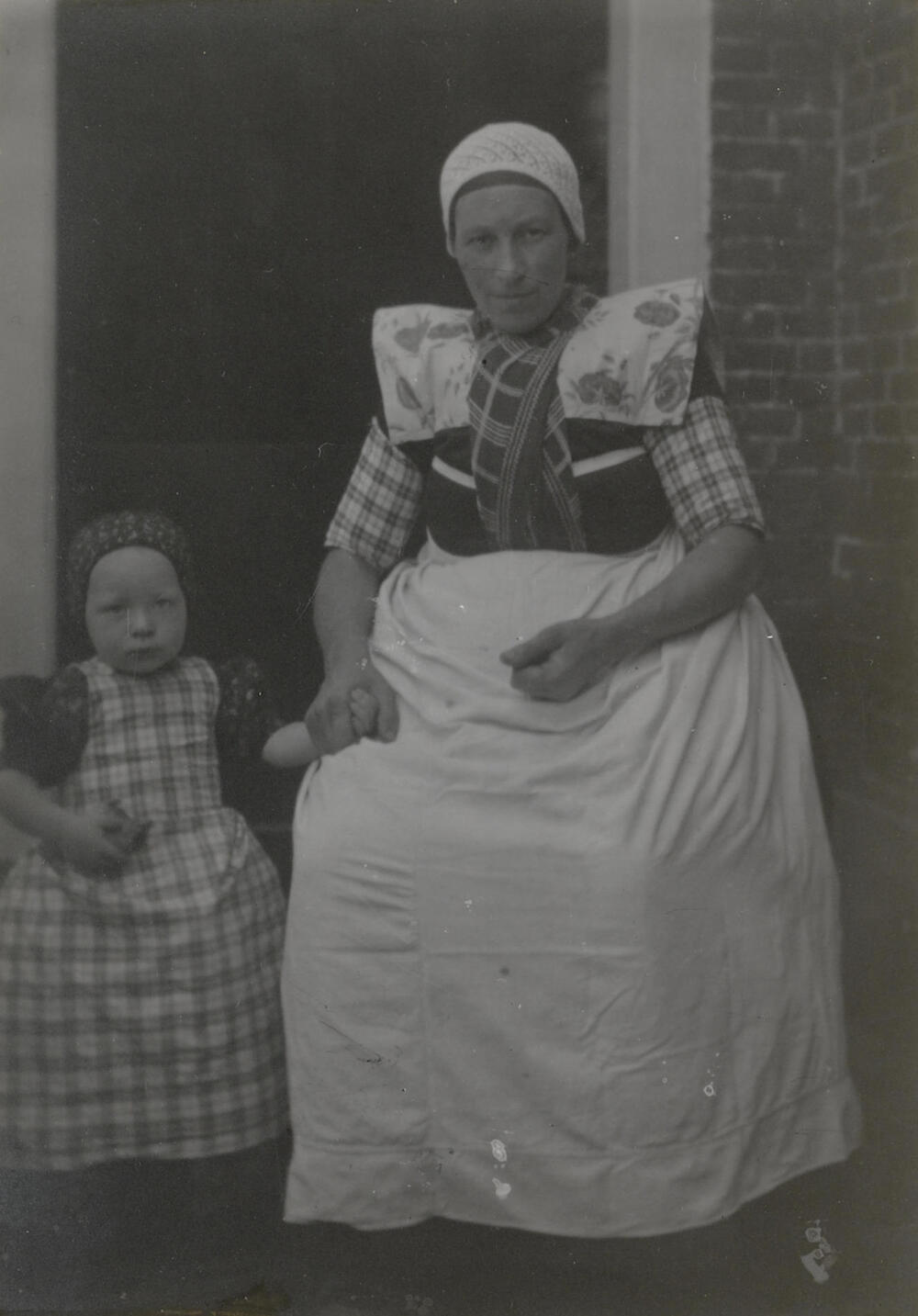 Hendrikje Koelewijn-Duijst en Steven Koelewijn in streekdracht van Bunschoten-Spakenburg, circa 1915