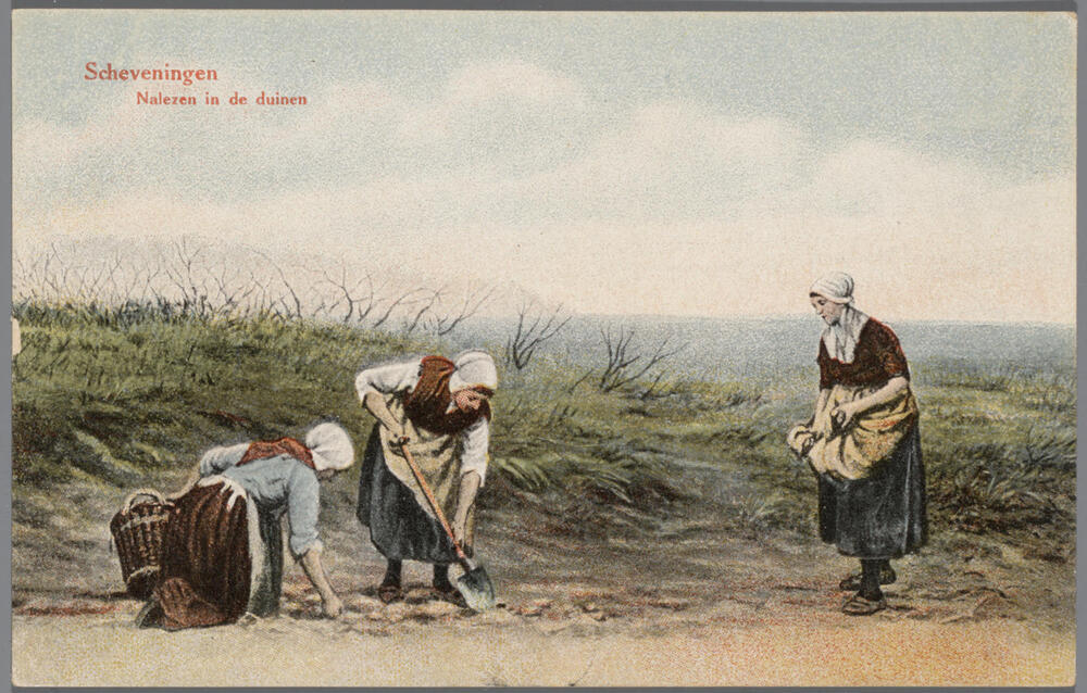 Drie vrouwen in Scheveningse streekdracht in de duinen