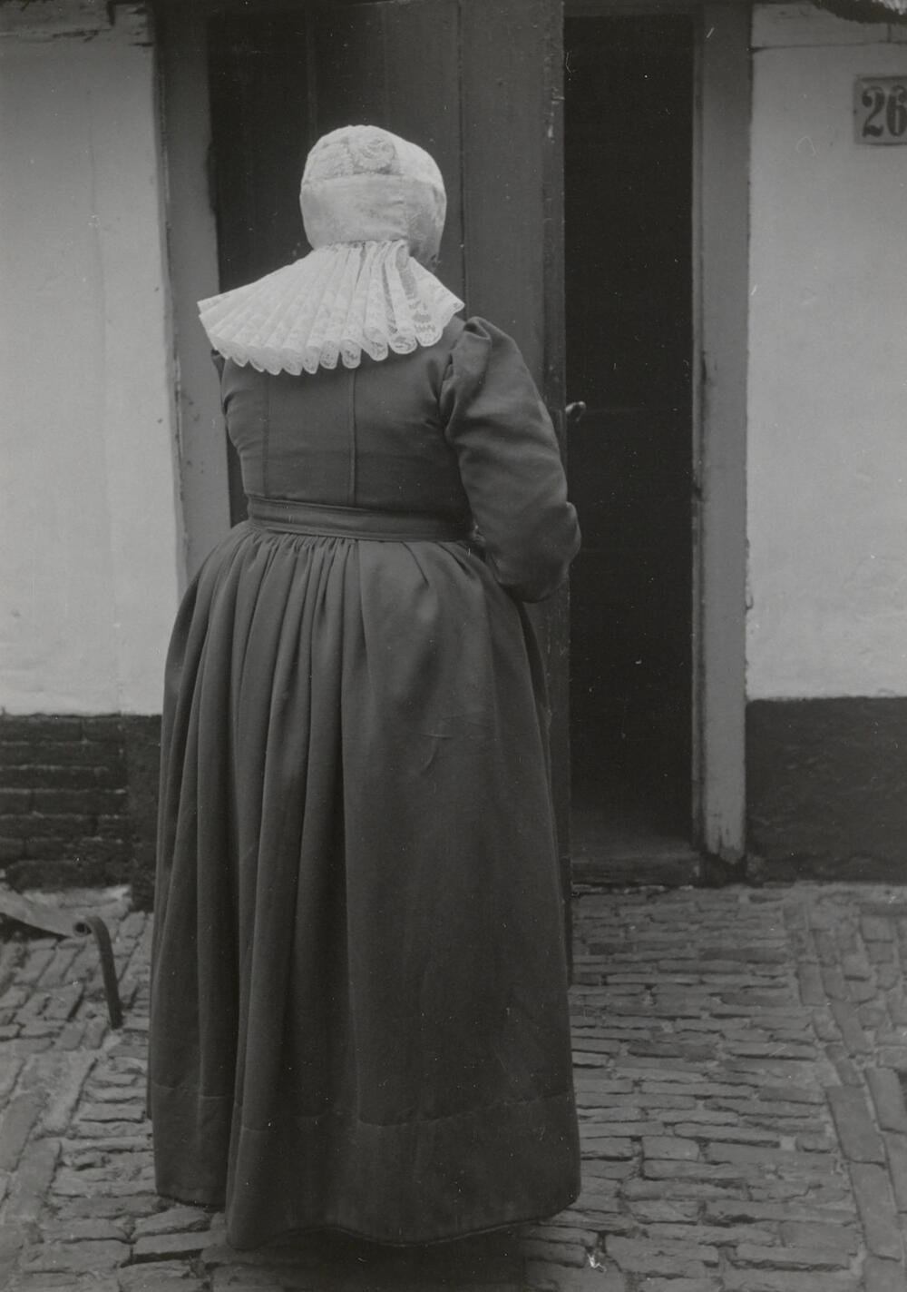 Antje Dorresteijn-Kuijer in streekdracht uit Soest, 1952