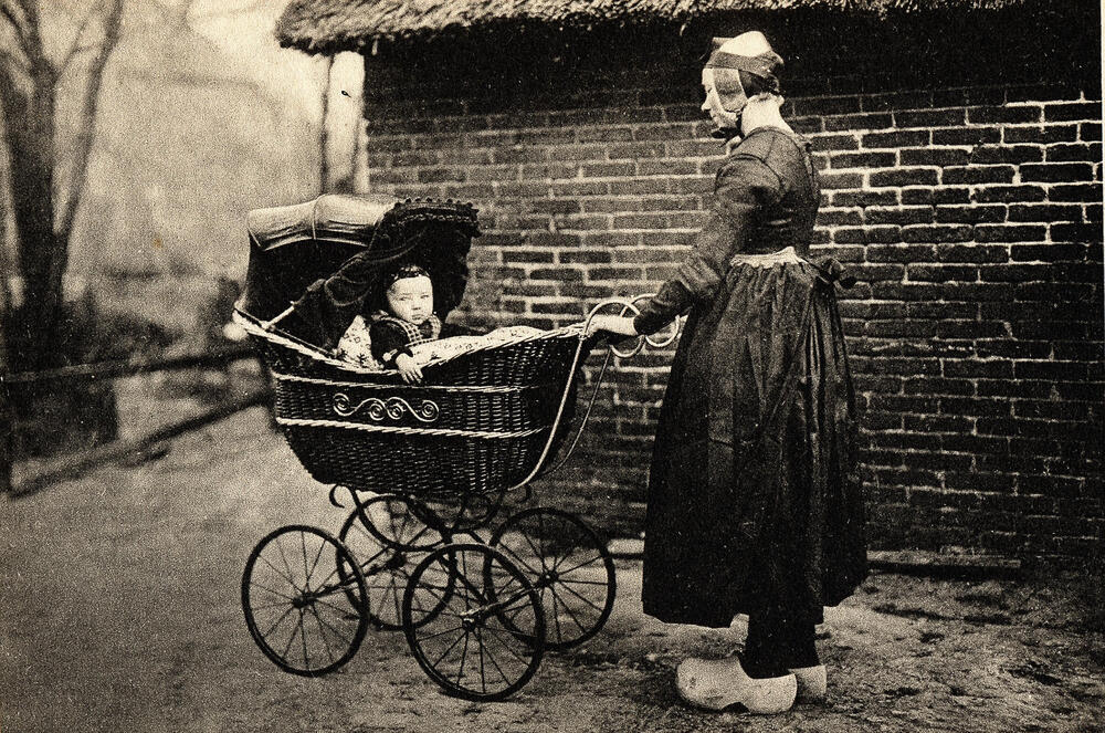 Vrouw met jongetje in kinderwagen