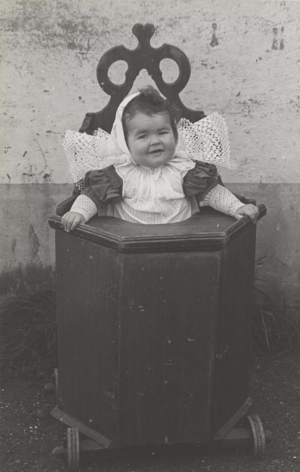 Peuter verkleed in streekdracht, Huizen, 1945