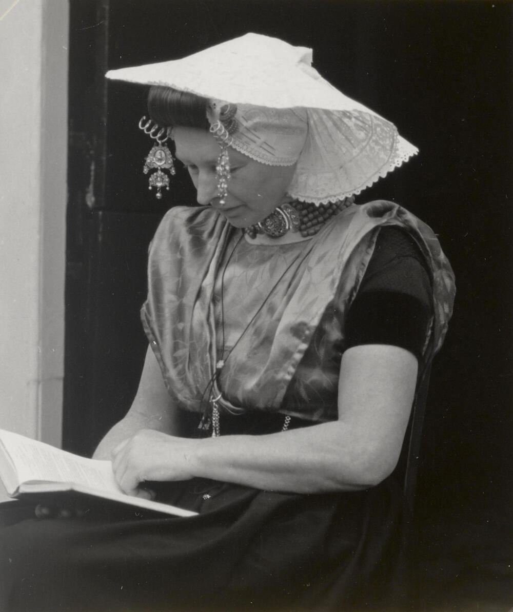 Elizabeth Baas in Nieuwlandse dracht, 1950