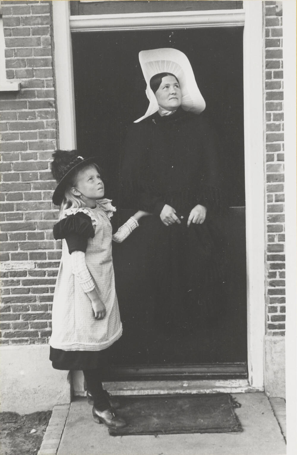 Vrouw en meisje in streekdracht, Huizen, 1945