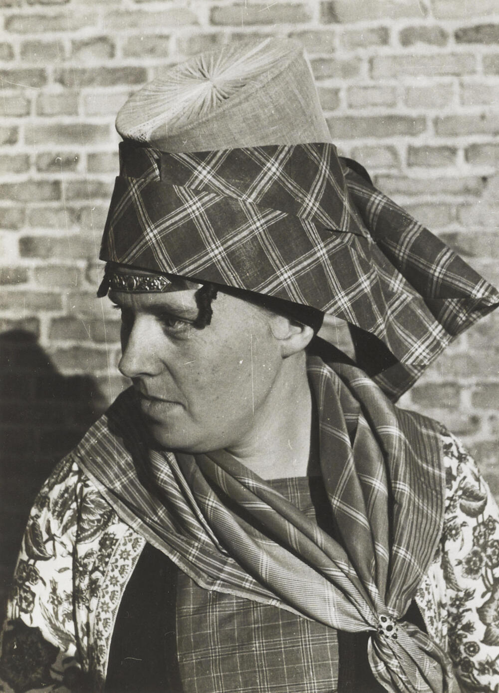 Jacomina van Elselo verkleed in Hindelooper dracht, 1943