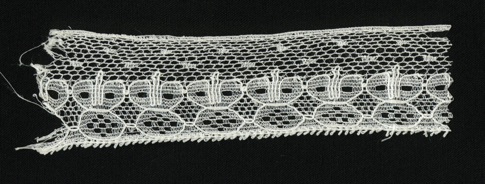 Machinale kant voor doopmutsjes, Staphorst, 1900–1940