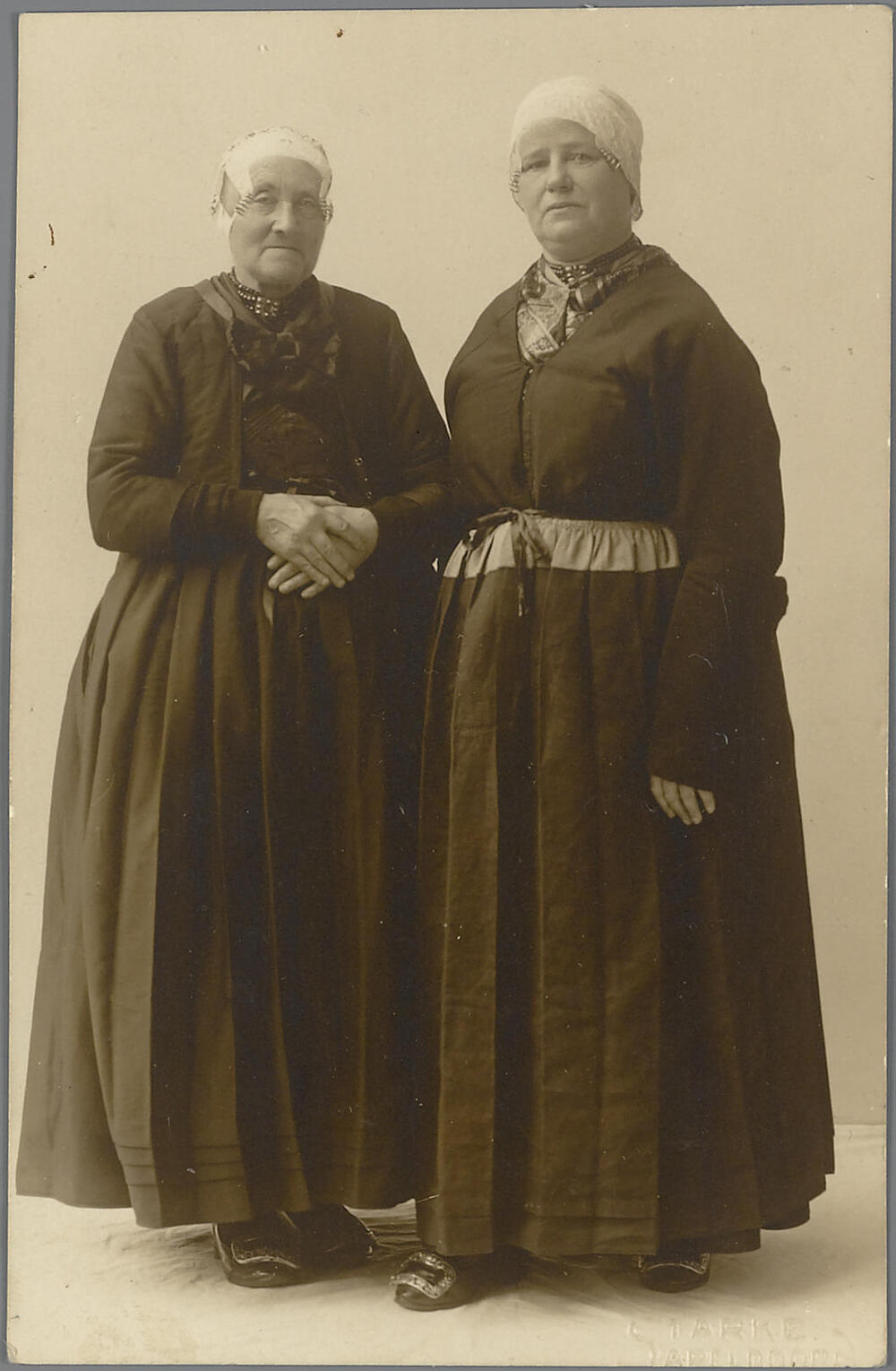 Vrouwen uit Doornspijk in Veluwse dracht, 1906–1947