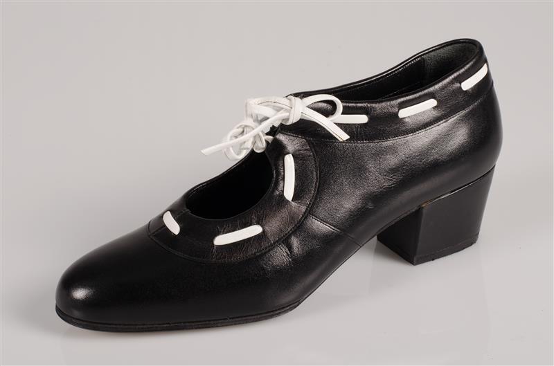 Twee enkele damesschoenen