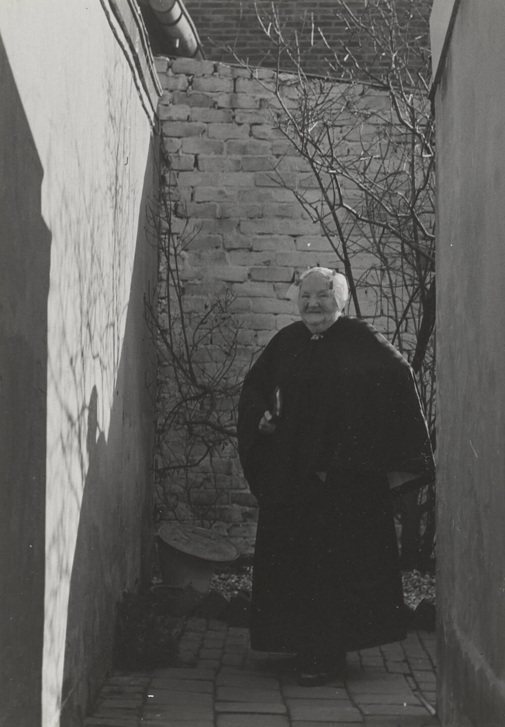 Elizabeth Duindam-Spaanderman in zondagse dracht, Noordwijk aan Zee, 1955