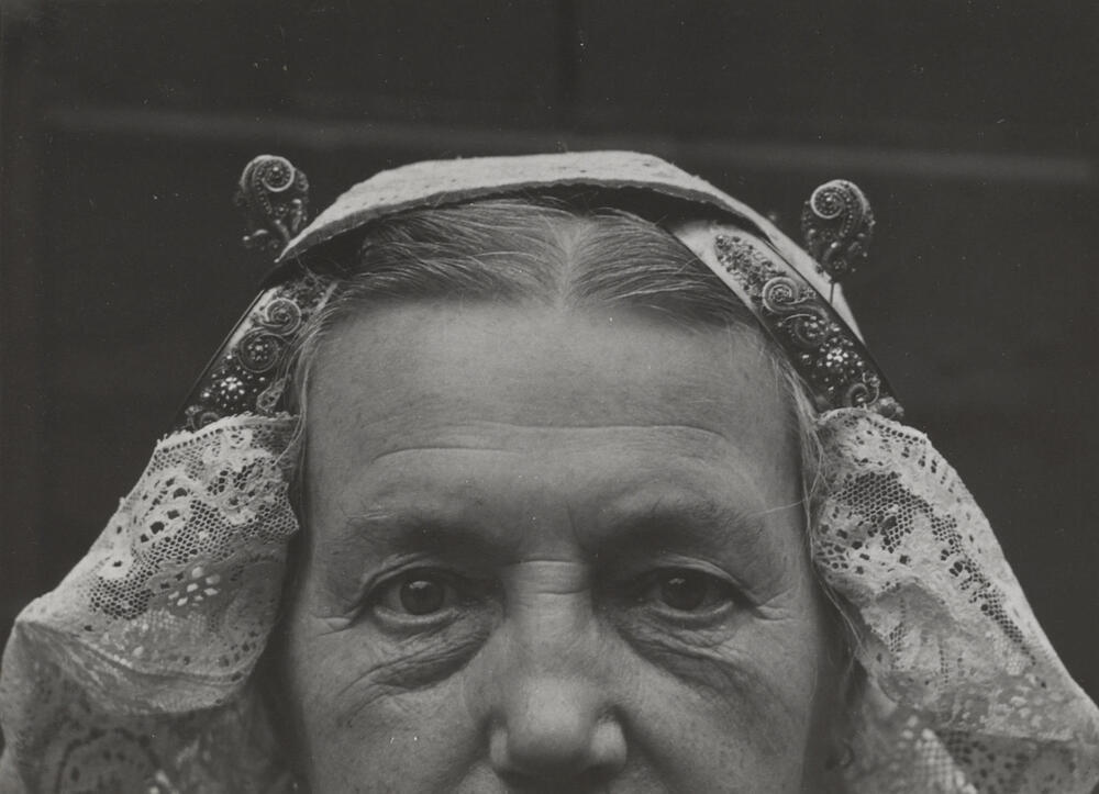 Mevrouw Roest in streekdracht uit Laren, 1952