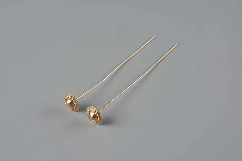 Paar gouden mutsenspelden, Friesland, circa 1850