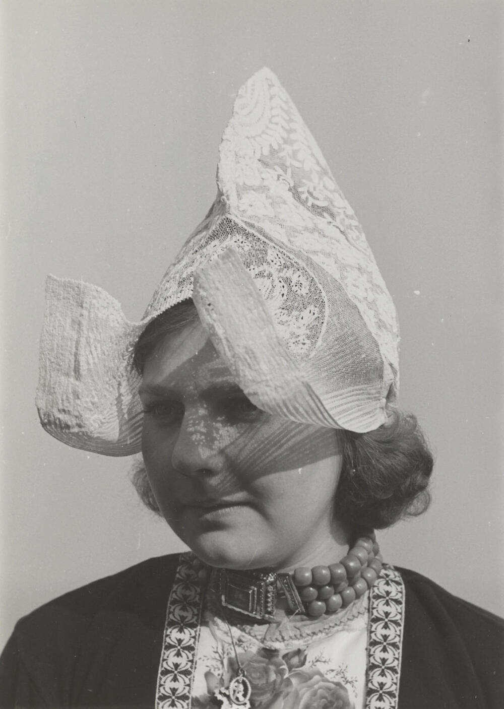 Meisje in Volendammer dracht, 1951
